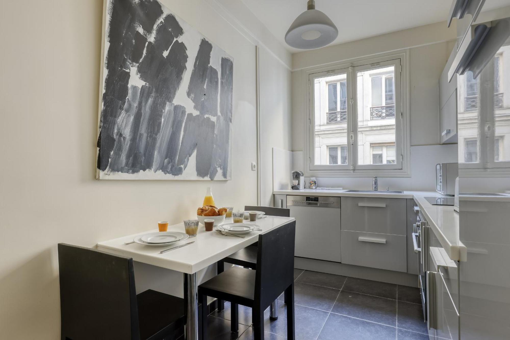 Gorgeous And Large Flat In The Heart Of 09