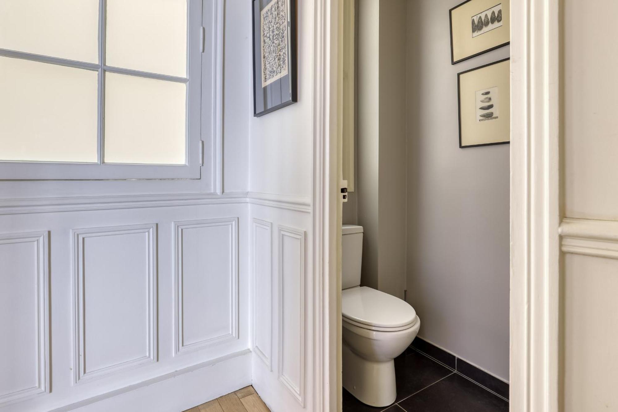 Gorgeous And Large Flat In The Heart Of 09 * Paris