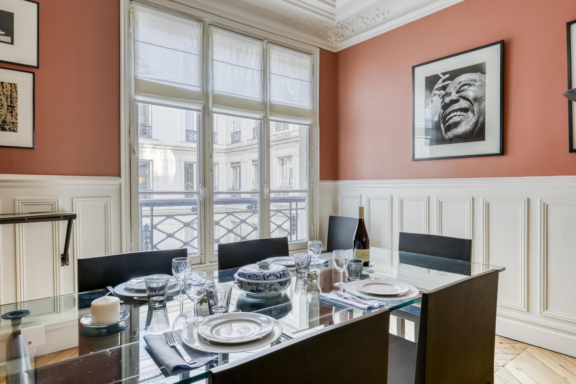 Gorgeous And Large Flat In The Heart Of 09