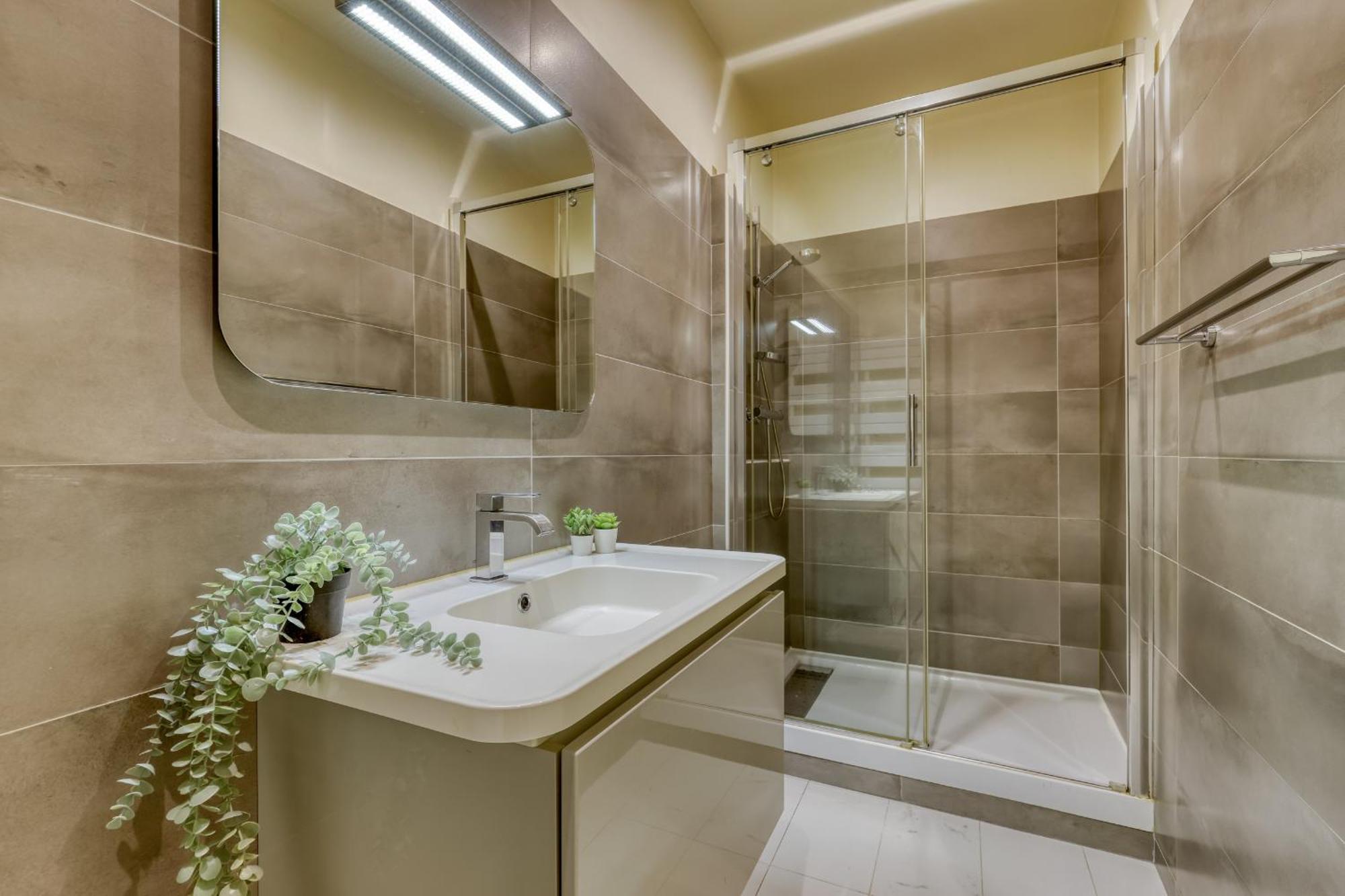 Gorgeous And Large Flat In The Heart Of 09 * Paris