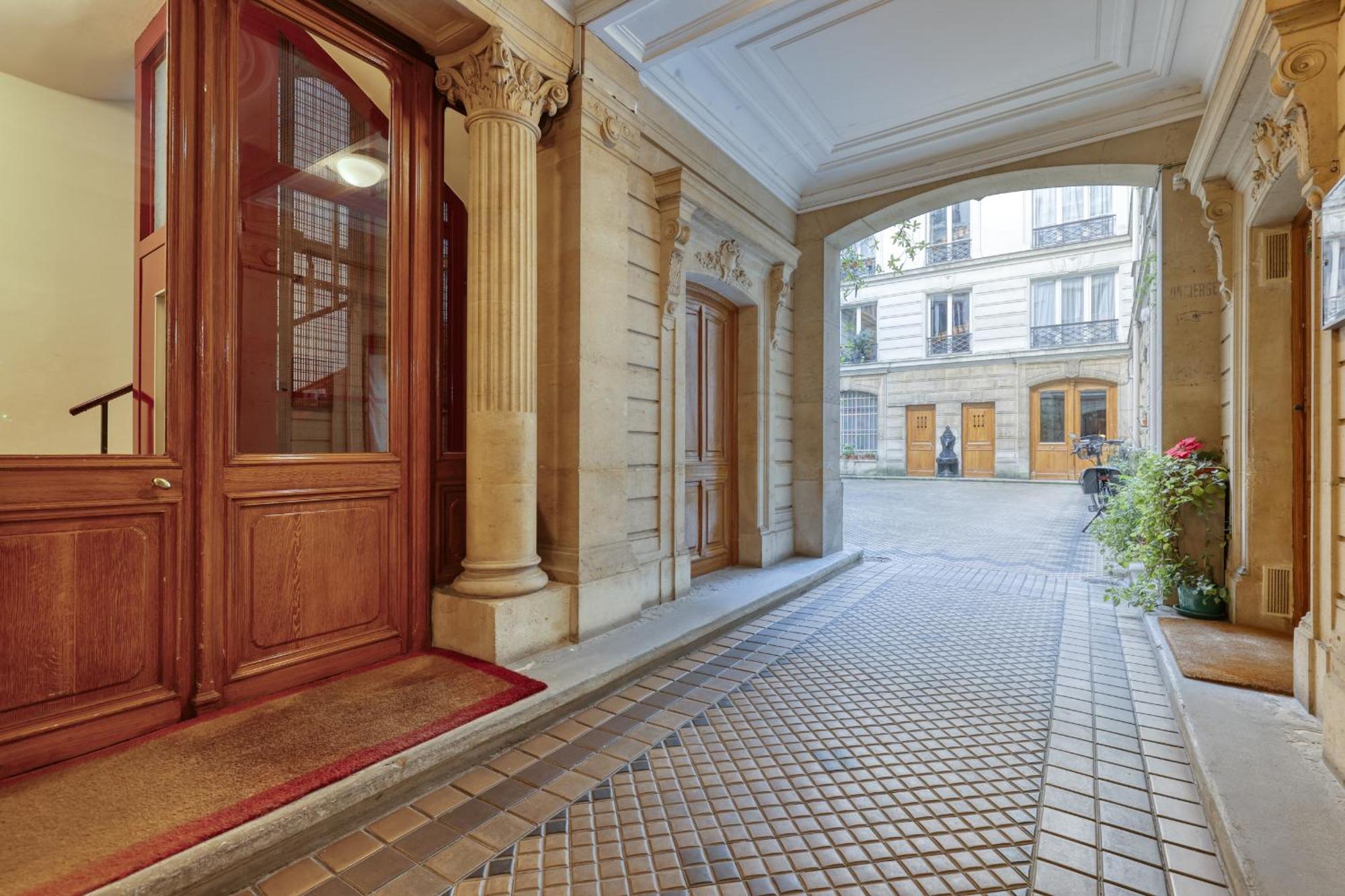 Gorgeous And Large Flat In The Heart Of 09